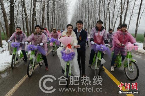 阜陽(yáng)“90后”青年騎公共自行車迎娶新娘
